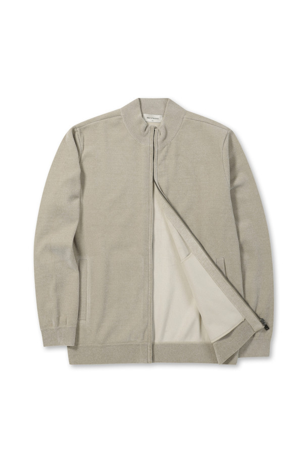 부드러운 촉감의 웨일 조직으로 제작된 융본딩 집업 가디건입니다. 베이지 컬러에 레귤러핏으로 제작되어 출근룩, 여행룩 등 다양한 TPO에 활용 가능합니다. 두꺼운 두께감으로 초겨울부터 겨울까지 따뜻하게 착용할 수 있으며, 베이직한 디자인으로 클래식, 미니멀, 캐주얼 등 폭넓은 스타일을 소화합니다. 포켓 안감은 니트 소재로, 좌측 포켓에는 스웨이드 와펜으로 포인트를 주었습니다. 융 안감과 높은 보온성, 신축성으로 편안함까지 더했습니다.
