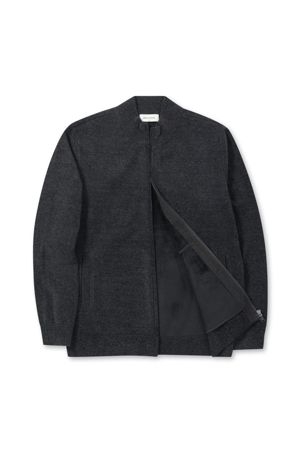 쌀쌀한 날씨에 따뜻하게 몸을 감싸줄 웨일 조직 융본딩 집업 가디건입니다. 부드러운 촉감의 니트 소재와 두꺼운 두께감으로 초겨울부터 겨울까지 포근하게 착용 가능합니다. 레귤러핏으로 제작되어 편안한 착용감을 선사하며, 지퍼 여밈과 사이드 포켓, 스웨이드 와펜 장식이 포인트입니다. 출근룩, 모임룩 등 다양한 TPO에 클래식, 미니멀, 캐주얼 스타일로 활용하기 좋으며 비침 걱정 없이 따뜻하고 스타일리시하게 연출할 수 있습니다. 신축성이 좋아 활동성 또한 보장합니다.
