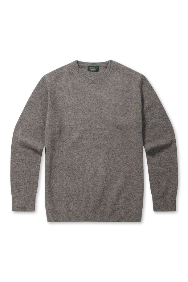 [셀렉션] 울 100 트위드 라운드넥 스웨터는 남성 고객을 위한 클래식 스타일의 니트/스웨터입니다. 부드러운 촉감의 울 100% 소재로 제작되었으며, 초겨울부터 겨울까지 따뜻하게 착용하기 좋습니다. 그레이 컬러의 레귤러핏 스웨터로, 라운드넥과 긴 소매, 그리고 전체 플레인 조직과 밑단 및 소매단의 립 처리가 특징입니다. 신축성이 좋아 편안한 착용감을 선사하며, 비침 걱정 없이 데일리룩, 출근룩, 모임룩 등 다양한 TPO에 활용할 수 있습니다. 클래식, 미니멀, 캐주얼 스타일을 선호하는 남성분들께 추천합니다.
