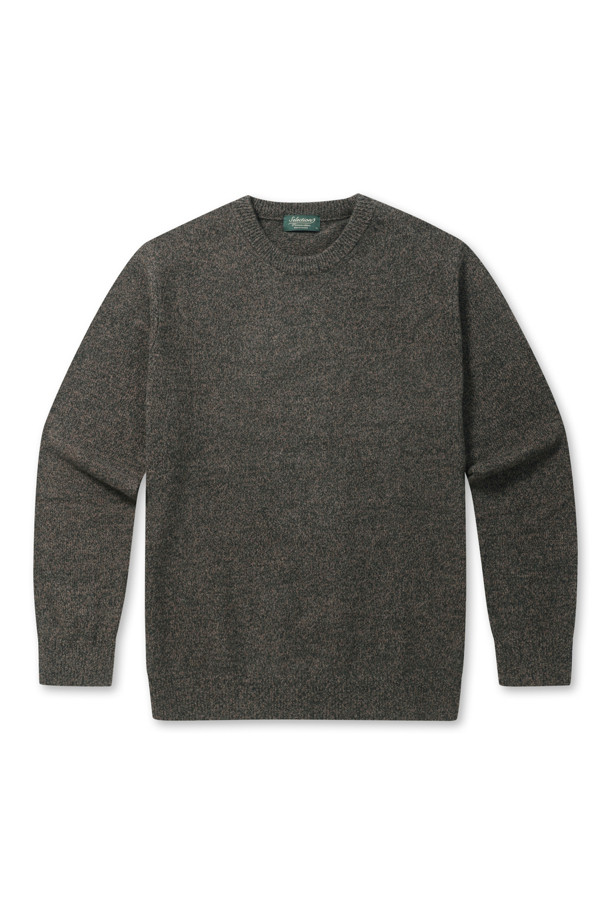 [셀렉션] 울 100% 트위드 라운드넥 스웨터는 차분하고 세련된 겨울 스타일을 완성해 줄 아이템입니다. 부드러운 촉감과 보온성을 자랑하는 울 100% 소재로 제작되었으며, 클래식한 무드의 다크 그레이 컬러가 특징입니다. 전체 플레인 조직과 고급스러운 트위드 패턴이 돋보이며, 레귤러 핏과 라운드넥 디자인으로 편안하게 착용할 수 있습니다. 밑단과 소매단 립 처리가 안정감을 더하고 신축성이 좋아 활동성 또한 우수합니다. 겨울 데일리룩, 모임룩, 오피스룩 등 다양한 TPO에 맞춰 클래식, 미니멀, 시크한 스타일을 연출해보세요.
