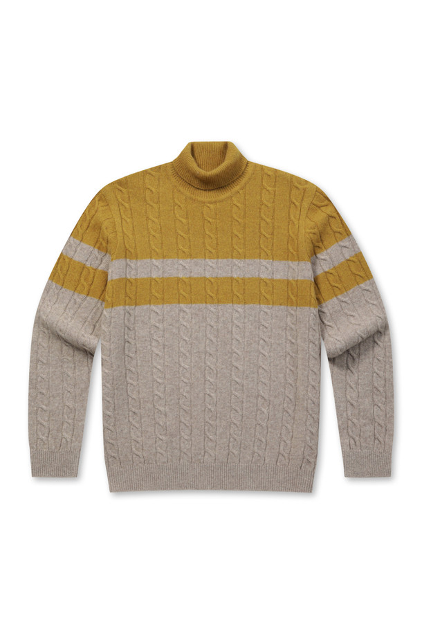 [셀렉션] 라쿤 혼방 블록 롱터틀넥 스웨터는 울, 라쿤, 캐시미어의 고급스러운 혼방 소재로 제작되어 부드러운 촉감과 뛰어난 보온성을 자랑합니다. 클래식한 무드의 롱 기장 터틀넥 디자인에 블록 케이블 패턴을 더하여 세련된 분위기를 연출하며, 겨울철 데일리룩, 데이트룩, 모임룩 등 다양한 TPO에 활용하기 좋습니다. 레귤러핏으로 제작되었으며, 세미 오버핏, 밑단 및 소매단 립 처리, 신축성 좋은 소재, 비침 없는 디자인으로 편안한 착용감을 선사합니다. 머스타드와 베이지 두 가지 컬러로 출시되어, 미니멀, 캐주얼 등 폭넓은 스타일을 소화할 수 있습니다.
