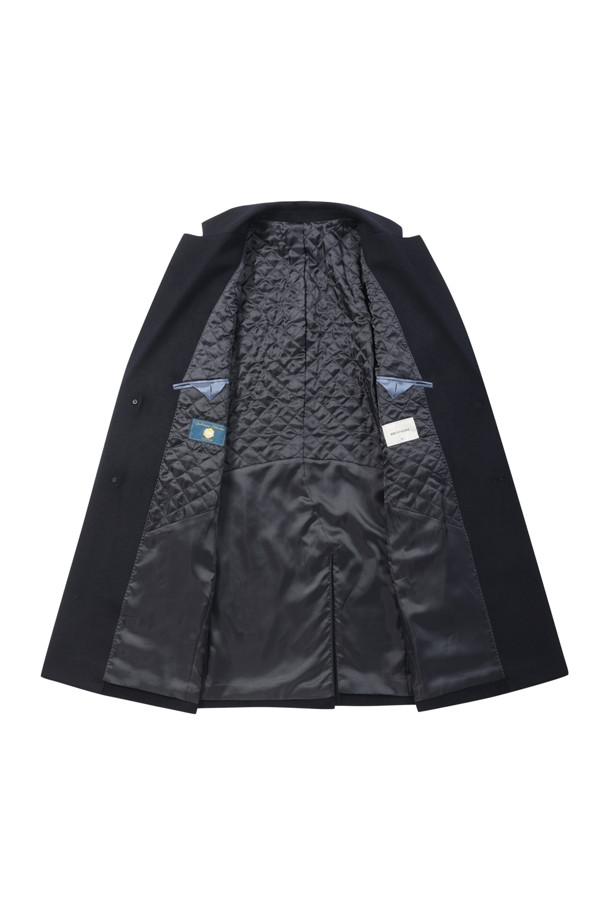 울과 캐시미어 블렌디드 소재로 제작되어 부드러운 촉감과 고급스러운 분위기를 자아내는 싱글 코트입니다. 겨울철 일상, 오피스룩, 모임룩 등 다양한 TPO에 활용할 수 있는 실용적인 아이템입니다. 클래식, 캐주얼, 미니멀 스타일을 모두 아우르는 디자인으로, 무지 패턴과 레귤러 핏이 어떤 옷에도 쉽게 매치됩니다. 두꺼운 두께감과 긴 소매 기장으로 보온성을 높였으며, 체스터 코트 디자인에 사선 포켓과 퀼팅 안감으로 디테일을 더했습니다. 싱글 버튼 여밈 방식이 깔끔한 실루엣을 연출합니다.
