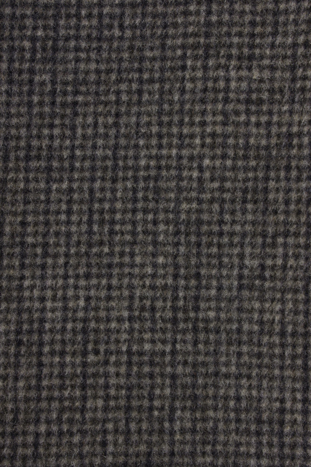 울과 캐시미어 블렌디드 소재로 제작되어 부드러운 촉감과 보온성을 자랑하는 하프 코트입니다. 겨울철 일상, 출근룩, 모임룩에 모두 잘 어울리는 아이템으로, 클래식, 캐주얼, 미니멀 스타일을 연출할 수 있습니다. 베이지, 블랙, 그레이 3가지 컬러로 출시되었으며, 하운드투스, 솔리드, 마이크로 패턴으로 다양한 분위기를 연출할 수 있습니다. 레귤러 핏에 긴 소매 기장으로, 사선 포켓 디자인과 등판 상단 퀼팅 안감, 안감+솜퀼팅 디테일이 돋보입니다. 두꺼운 두께감으로 한겨울 추위에도 따뜻하게 착용할 수 있습니다.
