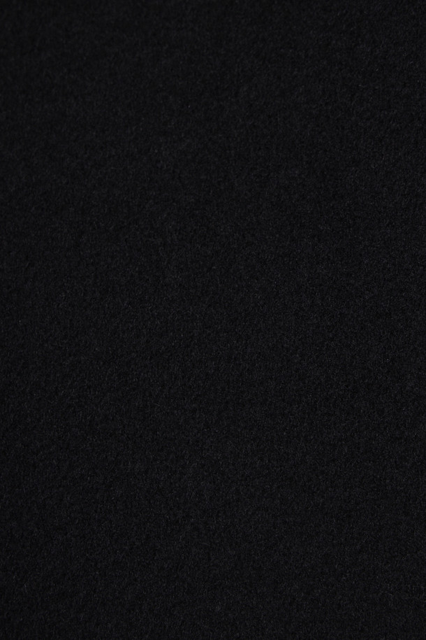 울과 캐시미어 블렌디드 소재로 제작되어 부드러운 촉감과 고급스러운 분위기를 선사하는 하프 코트입니다. 베이지, 블랙, 그레이 세 가지 색상으로 출시되어 다양한 겨울 데일리룩에 활용하기 좋습니다. 하운드투스 패턴과 솔리드 디자인으로 클래식과 캐주얼 무드를 넘나들며, 레귤러 핏으로 편안하게 착용할 수 있습니다. 사선 포켓 디자인과 등판 퀼팅 안감, 안감과 솜 퀼팅 처리로 보온성을 높였습니다. 겨울철 오피스룩과 모임룩에 세련된 스타일을 더해보세요.
