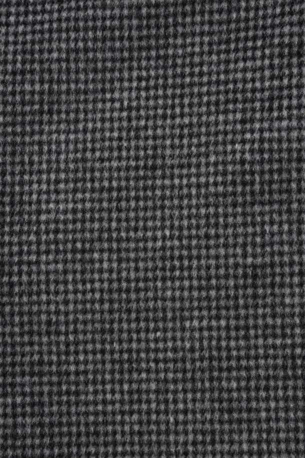 **울/캐시미어 블렌디드 하프 코트**는 겨울철 따뜻함과 스타일을 동시에 잡을 수 있는 남성용 아우터입니다. 부드러운 울과 캐시미어 혼방 소재로 제작되어 뛰어난 촉감과 보온성을 제공하며, 퀼팅 안감으로 한층 더 따뜻하게 착용할 수 있습니다. 베이지, 블랙, 그레이 세 가지 색상으로 출시되어 다양한 겨울 데일리룩, 출근룩, 비즈니스 캐주얼 스타일에 매치하기 좋습니다. 클래식, 캐주얼, 미니멀 스타일을 아우르는 디자인으로, 하운드투스, 솔리드, 마이크로 패턴 등 다채로운 무늬를 선택할 수 있습니다. 레귤러핏의 하프 기장 코트로, 사선 포켓 디자인이 돋보입니다.
