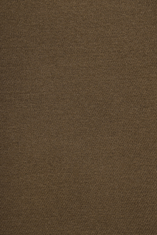 세련된 트윌 조직 하프 코트입니다. 남성용으로, 베이지와 브라운 두 가지 컬러로 만나보실 수 있습니다. 겨울철 보온성을 책임지는 두꺼운 울 소재에 퀼팅 안감으로 마감하여 따뜻함을 더했습니다. 세미 오버 핏으로 제작되어 편안하면서도 모던한 스타일을 연출하며, 코듀로이 배색, 지그재그 장식 스티치, 사선 포켓 등 섬세한 디테일이 돋보입니다. 겨울 데일리룩, 데이트룩, 모임룩 등 다양한 TPO에 활용하기 좋으며, 캐주얼, 클래식, 미니멀 스타일을 즐겨 입는 분들께 추천합니다.
