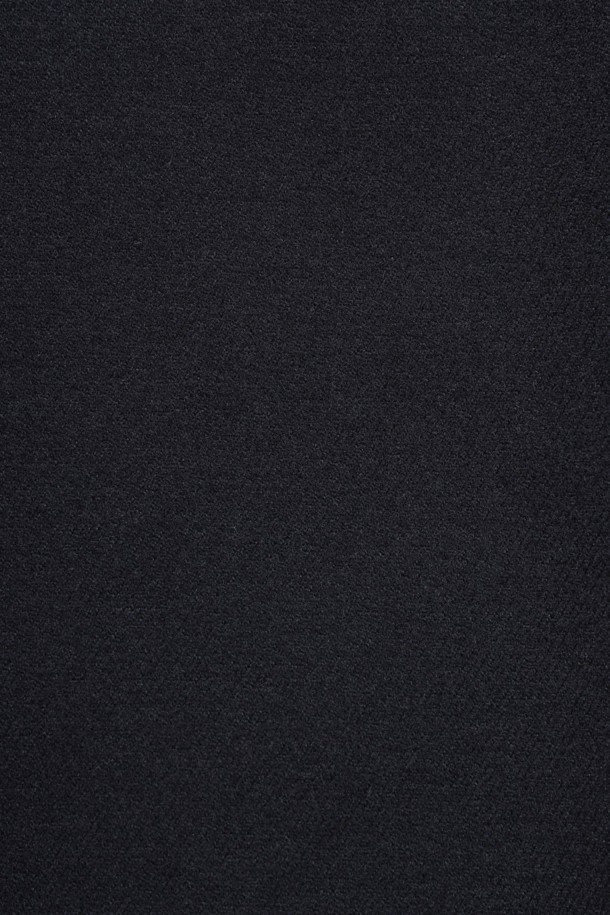 네이비 컬러의 트윌 조직 하프 코트입니다. 울 소재를 사용하여 겨울철에도 따뜻하게 착용할 수 있으며, 두꺼운 두께감으로 보온성을 높였습니다. 세미 오버핏으로 모던하고 캐주얼한 스타일을 연출하며, 사선 포켓 디자인과 칼라 뒷면 코듀로이 배색, 지그재그 장식 스티치 등의 섬세한 디테일이 돋보입니다. 퀼팅 안감과 등판 테이프 장식, 안주머니가 있어 실용성을 더했으며, 버튼 여밈 방식으로 간편하게 착용할 수 있습니다. 출근룩, 데이트룩 등 다양한 겨울 데일리룩에 클래식하면서도 미니멀한 무드를 더해보세요.
