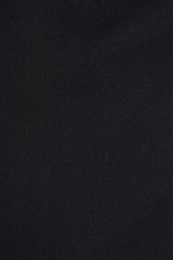 남성용 울/캐시미어 블렌디드 롱 싱글 코트입니다. 미니멀하고 클래식한 무드를 연출하며, 겨울철 일상, 오피스룩, 비즈니스 캐주얼에 적합합니다. 부드러운 촉감의 두꺼운 울과 캐시미어 혼방 소재로 제작되었으며, 히든 버튼 여밈 방식과 레귤러핏 또는 세미오버핏으로 편안한 착용감을 제공합니다. 롱 기장의 블랙 컬러 무지 코트로, 퀼팅 안감, 사선 포켓, 칼라 뒷면 코듀로이 배색, 지그재그 장식 스티치, 안주머니, 등판 테이프 장식 등 디테일이 돋보입니다. 긴 소매 기장으로 보온성을 높였습니다.
