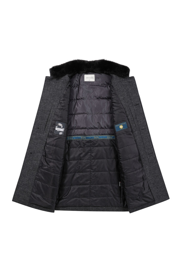 칼라 퍼 울/캐시미어 블렌디드 코트는 남성용 코트입니다. 클래식한 스타일의 그레이 컬러 하프 기장 코트로, 마이크로 패턴이 돋보입니다. 울과 캐시미어 혼방 소재로 제작되어 부드러운 촉감과 두꺼운 두께로 겨울철 보온성을 높였습니다. 탈부착 가능한 머스크랫 퍼, 사선 포켓, 등판 구스다운 퀼팅, 퀼팅 안감, 히든 키퍼 등의 디테일이 특징입니다. 버튼 여밈 방식의 스탠 칼라 코트로, 겨울 데일리룩, 오피스룩, 비즈니스 캐주얼에 잘 어울립니다.
