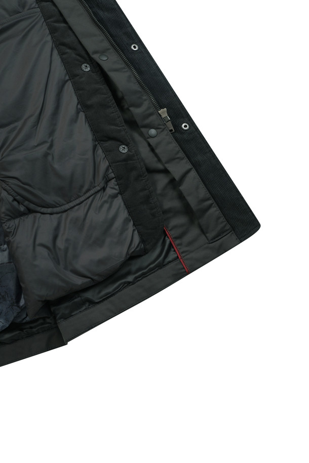 [이노버] 베이직 3-way 다운 코트는 남성 고객을 위한 겨울철 필수 아이템입니다. 비즈니스 캐주얼 및 출근룩에 적합하며, 베이직하고 캐주얼한 스타일을 연출합니다. 허벅지 기장의 레귤러핏 블랙 컬러 다운 코트로, 부드러운 촉감의 폴리에스터 및 나일론 혼방 소재로 제작되었습니다. 보온성을 위한 두꺼운 두께감과 긴 소매, 지퍼 여밈 방식이 특징이며, 3-way 타입으로 내피 분리가 가능합니다. 머스코비덕 다운 충전재(솜털:깃털=80:20)와 코듀로이 배색, 내피 안감 뉴욕 지도 프린팅으로 디자인의 완성도를 높였습니다.
