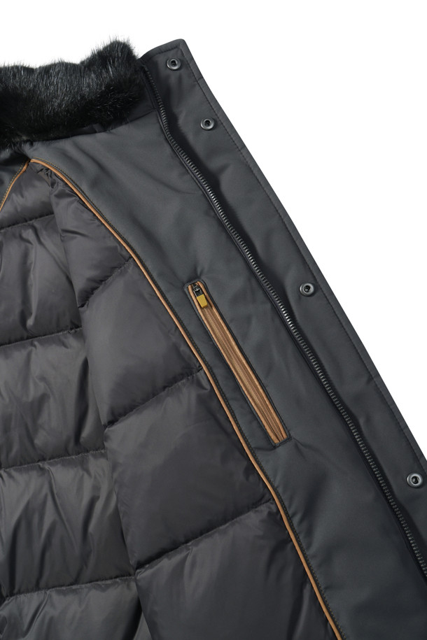 [셀렉션] 칼라 FUR (퍼) 비즈 다운 코트는 겨울철 비즈니스룩과 비즈니스 캐주얼에 적합한 고급스러운 스타일의 다운 코트입니다. 허벅지 기장의 레귤러핏으로, 무지 디자인에 지퍼와 히든스냅 여밈 방식을 적용하여 깔끔한 실루엣을 연출합니다. 칼라에는 탈부착 가능한 머스크랫 퍼가 있어 보온성을 높였으며, 머스코비덕 다운 충전재(솜털:깃털=80:20)를 사용하여 뛰어난 보온성을 제공합니다. 라미네이팅 공법 가공, 컬러 파이핑, 속주머니 지퍼 등의 디테일이 돋보이며, 폴리에스터 소재로 제작되어 두꺼운 두께감을 자랑합니다. 긴 소매 기장으로 클래식하고 미니멀한 디자인을 완성했습니다.
