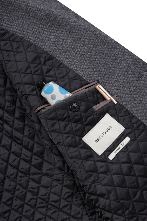 **울캐시미어 브러쉬드 퀼팅 재킷**

부드러운 울과 캐시미어 혼방 소재로 제작되어 고급스러운 착용감을 선사하는 겨울용 테일러드 재킷입니다. 마이크로 패턴의 섬세함이 돋보이며, 포멀한 스타일을 연출하기에 좋습니다. 플랩 포켓, 사이드벤트, 부토니에 장식, 속주머니, 전체 퀼팅 안감, 바이린 HAS 충전재 등 디테일한 요소들이 퀄리티를 높입니다. 겨울철 오피스룩, 데일리룩, 모임룩 등 다양한 TPO에 활용 가능하며, 클래식하고 미니멀한 스타일을 선호하는 분들께 추천합니다.
