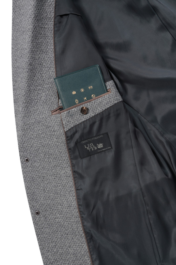 [셀렉션] 울블렌디드 투톤 조직 재킷은 초겨울, 오피스룩, 비즈니스 캐주얼, 모임룩에 어울리는 클래식하고 미니멀한 스타일의 자켓입니다. 레귤러핏으로 제작되었으며, 울 소재에 그레이 컬러의 투톤 조직으로 세련된 느낌을 더했습니다. 테일러드 코트 타입에 투버튼 여밈 방식이며, 전체 안감, 사이드벤트, 플랩포켓, 부토니에 장식, 소뿔 단추, 골드 스티치 디테일이 돋보입니다. 긴 소매 기장의 레귤러 기장으로, 시크한 스타일을 연출하기 좋습니다.
