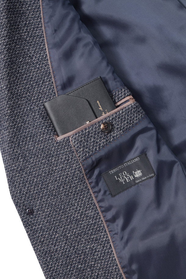 [셀렉션] 울 블렌디드 투톤 조직 재킷은 초겨울, 오피스룩, 비즈니스 캐주얼, 연말 모임룩에 적합한 고급스러운 스타일의 테일러드 자켓입니다. 울 소재와 보통 두께감으로 제작되어 따뜻하고 편안한 착용감을 선사하며, 레귤러 핏으로 안정적인 실루엣을 연출합니다. 투톤 컬러와 클래식한 디자인이 돋보이며, 긴 소매와 투버튼 여밈 방식으로 세련된 분위기를 더합니다. 양쪽 속주머니, 플랩 포켓, 사이드벤트, 깃털 형태 부토니에 장식, 소뿔 단추, 골드 장식 스티치, 전체 안감 디테일로 완성도를 높였습니다.
