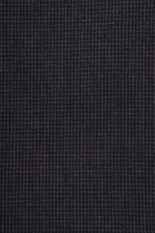 [이지슈트] 마이크로 패턴 재킷 (SET-UP)은 미니멀하고 캐주얼한 스타일을 추구하는 남성분들을 위한 테일러드 자켓입니다. 블랙 색상에 마이크로 패턴으로 은은한 포인트를 주어 데일리룩과 비즈니스 캐주얼, 모임룩 등 다양한 TPO에 활용하기 좋습니다. 슬림핏 디자인에 투버튼 여밈으로 깔끔함을 더했으며, 가을 계절에 적합한 두께감으로 제작되었습니다. 사이드벤트, 부토니에 장식, 전체 안감, 신축성 있는 소재를 사용하여 활동성과 편안함까지 고려했습니다. 긴 소매 기장의 레귤러 기장 자켓으로, 미니멀, 클래식, 캐주얼한 스타일을 연출할 수 있습니다.
