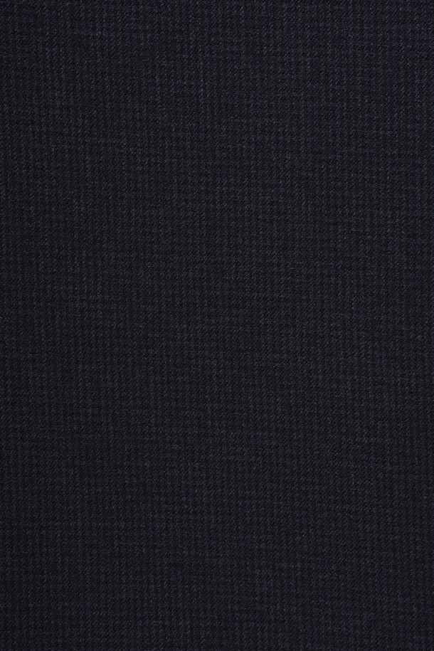 [이지슈트] 마이크로 패턴 재킷 (SET-UP)은 남성용 자켓으로, 가을에 입기 좋은 슬림핏 디자인입니다. 네이비 컬러의 마이크로 패턴이 돋보이며, 테일러드 코트 타입에 투버튼 여밈 방식으로 제작되었습니다. 출근룩, 비즈니스 캐주얼, 모임룩 등 다양한 TPO에 활용 가능하며, 미니멀, 클래식, 캐주얼 스타일을 연출하기 좋습니다. 사이드벤트, 부토니에 장식, 전체 안감, 신축성 있는 소재로 편안함과 활동성을 더했습니다.
