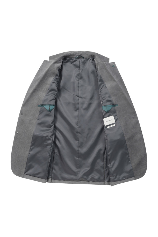 미니멀 조직 솔리드 자켓은 가을 시즌에 어울리는 남성용 테일러드 코트 타입의 재킷입니다. 부드러운 코듀로이 소재에 전체 안감으로 제작되어 편안한 착용감을 선사합니다. 그레이, 네이비 컬러로 출시되었으며, 레귤러핏과 투버튼 여밈으로 미니멀하고 캐주얼한 스타일을 연출합니다. 사이드벤트, 부토니에 장식, 소매 컬러 단추 배색 디테일이 돋보이며, 비즈니스 캐주얼, 출근룩, 모임룩 등 다양하게 활용 가능합니다. 미니멀, 클래식, 캐주얼 스타일을 선호하는 분들께 추천합니다.
