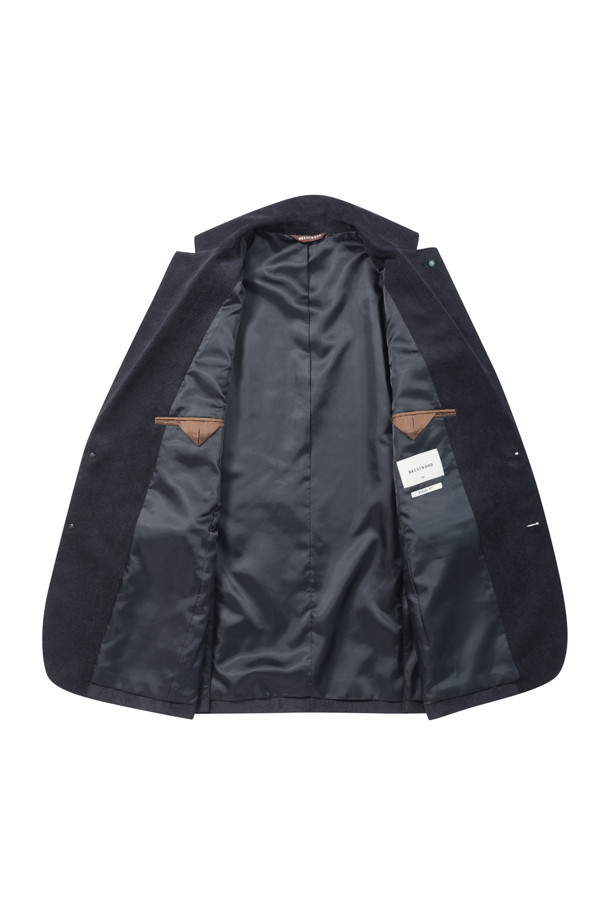 미니멀 조직 솔리드 자켓은 가을 시즌에 어울리는 남성용 자켓입니다. 그레이와 네이비 두 가지 색상으로 출시되었으며, 부드러운 코듀로이 소재로 제작되어 편안한 착용감을 선사합니다. 테일러드 코트 타입에 레귤러 핏으로 제작되었으며, 투 버튼 여밈 방식과 사이드벤트, 부토니에 장식, 소매 컬러 단추 배색 디테일이 돋보입니다. 전체 안감 처리가 되어 있어 고급스러운 마감과 내구성을 갖추었으며, 출근룩, 비즈니스 캐주얼, 모임룩 등 다양한 TPO에 활용하기 좋습니다.
