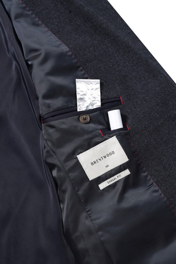 라이트 마이크로 기모 자켓 (SET-UP)은 초겨울, 출근룩과 오피스룩, 그리고 겨울 데일리룩에 모두 활용 가능한 테일러드 자켓입니다. 클래식과 캐주얼 무드를 동시에 연출할 수 있으며, 미니멀한 스타일을 선호하는 분들께 추천드립니다. 폴리에스테르와 레이온 혼방 소재로 제작되어 적당한 두께감과 신축성을 갖춰 편안한 착용감을 선사합니다. 마이크로 패턴이 은은하게 돋보이며, 투 버튼 여밈 방식과 사이드 벤트, 부토니에 장식, 전체 안감 디테일이 고급스러움을 더합니다. 보온 기능까지 갖춰 쌀쌀한 날씨에도 따뜻하게 입을 수 있습니다.
