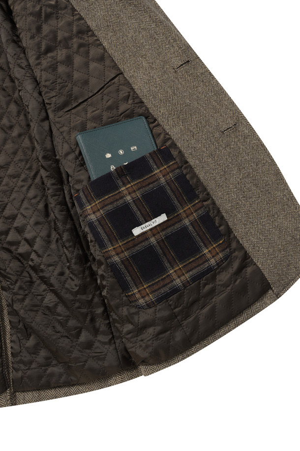 겨울철 따뜻함과 스타일을 책임질 [헌팅자켓] 울블렌디드 헤링본 헌팅 재킷입니다. 베이지와 카키 두 가지 색상으로 출시되어, 클래식하면서도 캐주얼한 매력을 선사합니다. 울 소재의 헤링본 패턴으로 고급스러운 질감을 자랑하며, 투버튼 여밈과 레귤러 핏으로 편안한 착용감을 제공합니다. 엘보 패치, 칼라 안쪽 비죠, 아웃포켓 등의 디테일이 돋보이며, 바이린 HAS 충전재와 퀼팅 처리, 전체 안감으로 보온성을 높였습니다. 겨울 데일리룩, 모임룩, 비즈니스 캐주얼 등 다양한 TPO에 활용할 수 있는 실용적인 아이템입니다.
