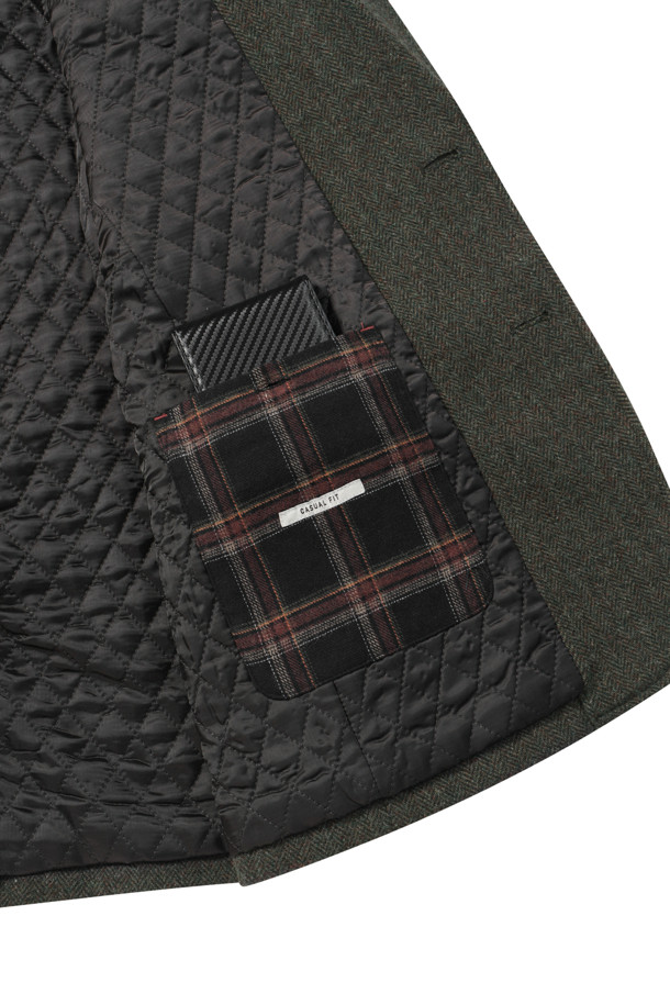 울 블렌디드 헤링본 헌팅 재킷은 클래식과 캐주얼 무드를 넘나드는 겨울철 필수 아우터입니다. 베이지, 카키 두 가지 컬러로 출시되었으며, 레귤러 기장에 투버튼 여밈 방식으로 깔끔한 핏을 선사합니다. 울 소재와 보통 두께감으로 따뜻함을 유지하며, 엘보 패치, 칼라 안쪽 비죠 배색, 아웃포켓, 테일러드 칼라, 바이린 HAS 충전재, 퀼팅 안감, 너트 단추 등 디테일이 돋보입니다. 겨울 데일리룩, 모임룩, 출근룩 등 다양한 TPO에 활용할 수 있는 스타일리시한 재킷입니다.
