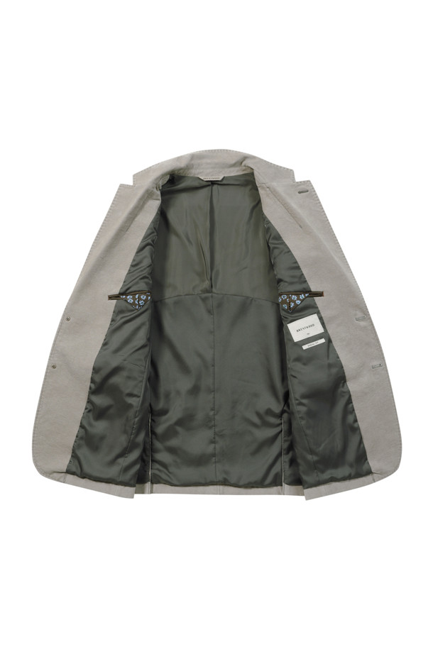 솔리드 트윌 조직 몰스킨 재킷은 초겨울, 일상 속에서 캐주얼하고 클래식한 스타일을 연출하기에 적합한 남성용 테일러드 재킷입니다. 부드러운 촉감의 몰스킨 소재를 사용하여 편안한 착용감을 제공하며, 레귤러 핏과 투버튼 여밈 방식이 특징입니다. 가먼트 워싱 공법으로 자연스러운 멋을 더하고, 호시 스티치 디테일과 사이드벤트, 스트레치 안감, 전체 안감으로 디자인의 완성도를 높였습니다. 겨울 데일리룩, 비즈니스 캐주얼, 출근룩 등 다양한 TPO에 활용하기 좋으며, 무지 디자인으로 미니멀한 스타일을 선호하는 분들께 추천합니다.
