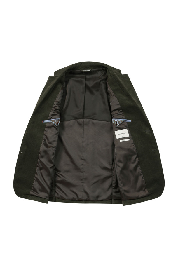 부드러운 몰스킨 소재로 제작된 솔리드 트윌 조직 몰스킨 재킷입니다. 캐주얼과 클래식 스타일을 아우르는 디자인으로 겨울 데일리룩, 출근룩, 비즈니스 캐주얼에 활용하기 좋습니다. 레귤러 핏에 투버튼 여밈 방식을 적용했으며, 가먼트 워싱 공정, 호시스티치 디테일, 스트레치 안감, 사이드벤트, 전체 안감 등 섬세한 디테일로 완성도를 높였습니다. 초겨울까지 따뜻하게 착용 가능하며, 부드러운 촉감과 무지 패턴으로 미니멀한 스타일을 연출합니다. 블랙 컬러의 긴 소매 테일러드 자켓으로, 다양한 룩에 활용하기 용이합니다.
