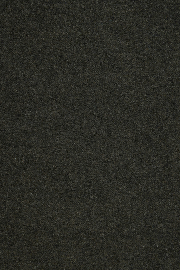 겨울철 스타일을 책임질 남성용 퀼팅 셔켓입니다. 캐주얼, 클래식, 미니멀 스타일을 모두 아우르는 디자인으로, 겨울 데일리룩, 모임룩, 출근룩 등 다양한 TPO에 활용하기 좋습니다. 두꺼운 두께감과 바이린 HAS 충전재 내장으로 뛰어난 보온성을 제공하며, 금속 코팅 단추와 왼쪽 가슴 장식 포켓, 칼라 및 소매 안쪽 배색 디테일이 돋보입니다. 셔켓 특유의 편안한 레귤러핏과 무지 패턴은 어떤 옷에도 쉽게 매치할 수 있도록 돕습니다. 폴리에스테르와 울 혼방 소재로 제작되어 부드러운 터치감을 선사합니다.
