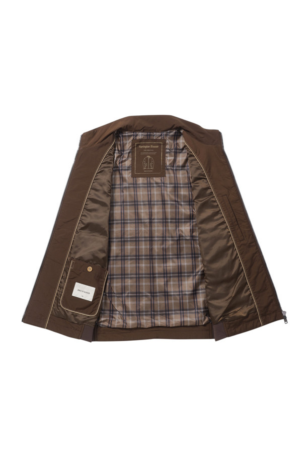미니멀한 감각을 뽐내는 남성용 브라운 컬러의 해링턴 점퍼입니다. 가을에 어울리는 보통 두께감의 폴리에스테르 소재로 제작되었으며, 부드러운 촉감이 특징입니다. 엉덩이 위 기장으로, 체크 패턴과 레귤러핏이 미니멀하고 베이직한 스타일을 연출합니다. 집업 여밈 방식에 코듀로이 소매 안감 배색, 사선 사이드 포켓 디테일이 돋보입니다. 가을 나들이룩이나 데이트룩, 클래식, 미니멀, 캐주얼 스타일을 즐겨 입는 분들께 추천합니다.
