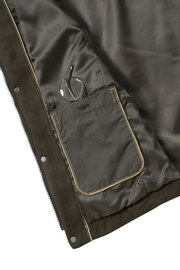 부드러운 스웨이드 소재의 남성용 트러커 재킷입니다. 가을 시즌, 캐주얼하고 클래식한 스타일을 연출하기에 좋습니다. 셔츠형 칼라와 가슴 절개 디테일, 포켓 디테일이 특징이며, 히든스냅 여밈 플라켓과 전체 안감으로 마감되었습니다. 레귤러핏으로 편안하게 착용 가능하며, 데이트룩 또는 가을 나들이룩에 적합합니다. 색상은 브라운이며, 무지 디자인으로 다양한 스타일에 매치하기 용이합니다.
