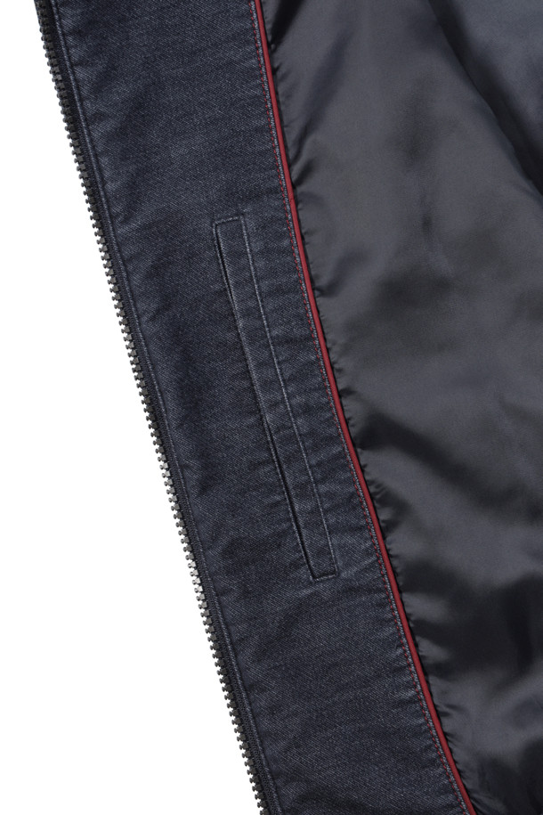 [코지] 몰스킨 워싱 자파리 는 부드러운 촉감의 몰스킨 소재로 제작된 남성용 자파리입니다. 가을 시즌에 어울리는 네이비 컬러의 무지 디자인으로, 캐주얼하고 미니멀한 스타일을 연출합니다. 엉덩이를 덮는 기장과 레귤러핏으로 편안하게 착용 가능하며, 셔츠형 칼라와 멀티 포켓 디테일이 특징입니다. 바이오워싱 가공을 거쳐 자연스러운 멋을 더했으며, 엘보우 패치와 전체 안감으로 내구성과 보온성을 높였습니다. 가을 나들이룩이나 겨울 데일리룩에 활용하기 좋으며, 다양한 스타일을 소화할 수 있습니다.
