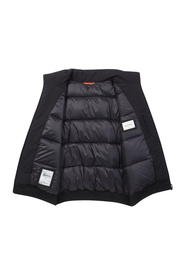 **[라이프 퍼포먼스] 심플 다운 점퍼**

일상과 스포츠 활동 모두에 적합한 [라이프 퍼포먼스] 심플 다운 점퍼는 남성용 겨울 아우터입니다. 블랙 색상의 무지 디자인으로 스포티하면서도 캐주얼한 스타일을 연출하며, 엉덩이 위 기장의 레귤러핏으로 편안하게 착용 가능합니다. 보온성과 신축성을 갖춘 두꺼운 두께의 다운 점퍼로, 스탠칼라와 라글란 소매, 니트 배색 소매단/밑단, B로고 와펜, 머스코비덕 다운 충전재(솜털:깃털=80:20) 등의 특징을 가지고 있습니다. 집업 스타일로 간편하게 여밀 수 있으며, 출근룩과 캠핑룩, 캐주얼, 스포티, 미니멀 스타일을 즐기는 분들께 추천합니다.
