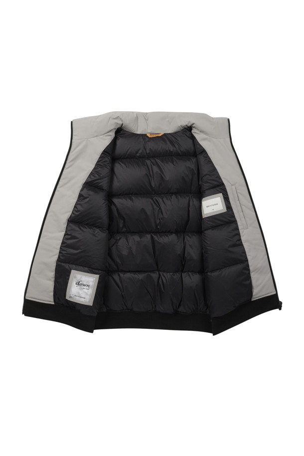 **[라이프 퍼포먼스] 심플 다운 점퍼**

쌀쌀한 겨울 날씨에도 따뜻하고 스타일리시하게 연출할 수 있는 [라이프 퍼포먼스] 심플 다운 점퍼입니다. 엉덩이를 덮는 기장과 레귤러핏으로 제작되어 편안한 착용감을 선사하며, 스포티와 캐주얼 무드를 동시에 낼 수 있습니다. 스탠 칼라, 라글란 소매, B로고 와펜 디테일이 돋보이며, 니트 배색 소매단과 밑단이 포인트를 더합니다. 머스코비덕 다운 충전재(솜털:깃털=80:20)와 두꺼운 두께감으로 뛰어난 보온성을 제공하며, 신축성 있는 소재로 활동성을 높였습니다. 출근룩, 여행룩 등 다양한 TPO에 활용 가능하며, 심플하고 미니멀한 스타일을 즐기는 분들께 추천합니다.
