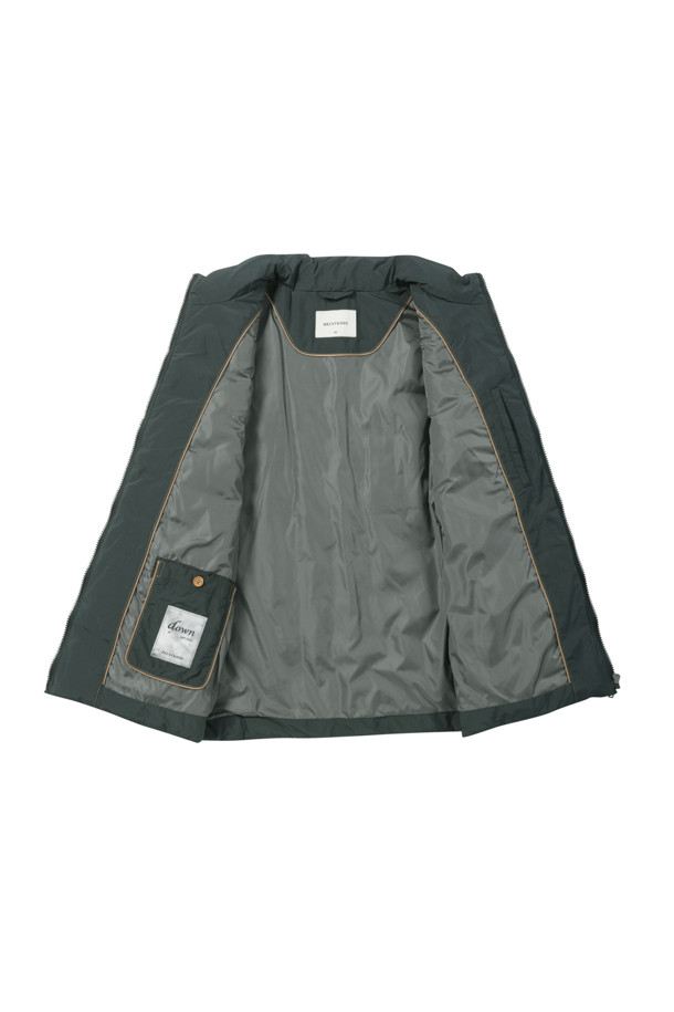 [밸런스다운] 튜브 숏기장 점퍼는 추운 겨울철, 출근룩에 미니멀, 클래식, 캐주얼 스타일을 더해줄 아우터입니다. 매트한 촉감의 폴리에스테르 소재로 제작되었으며, 숏 기장과 레귤러핏으로 편안한 착용감을 선사합니다. 그린 컬러의 무지 디자인에 스탠 칼라, 튜브 접착 방식, 덕다운 충전재(솜털:깃털=80:20)를 사용하여 보온성과 방풍 기능을 강화했습니다. 지퍼형 여밈 방식과 사이드 지퍼 포켓, 소매 안쪽 니트 배색 디테일로 실용성을 높인 숏 점퍼입니다.
