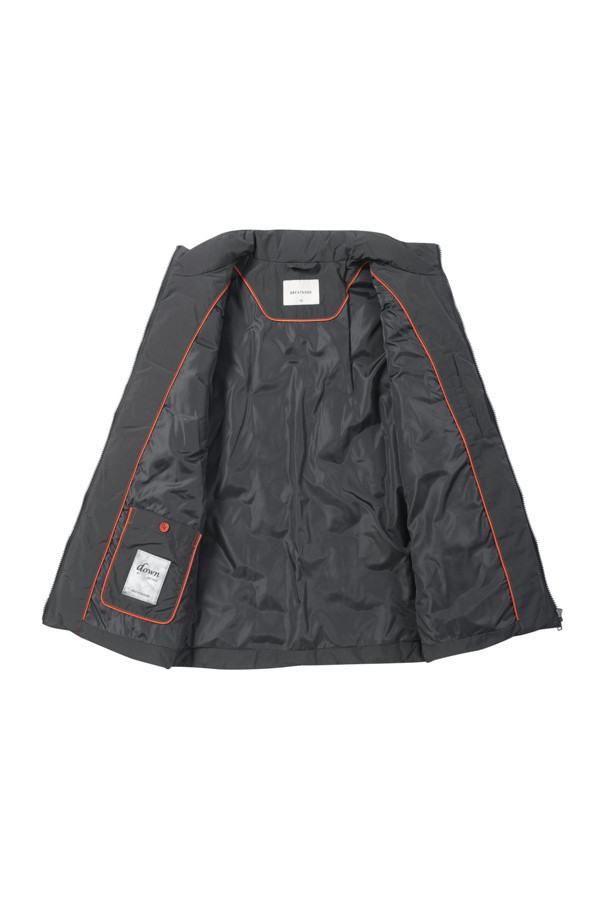 [밸런스다운] 튜브 숏기장 점퍼는 베이직한 스타일의 블랙 컬러 점퍼입니다. 숏 기장으로 활동성을 높였으며, 스탠칼라 디자인과 지퍼형 여밈으로 깔끔한 외관을 자랑합니다. 덕다운 충전재(솜털:깃털=80:20)와 튜브 접착 방식으로 뛰어난 보온성과 방풍 기능을 제공하여 겨울철에도 따뜻하게 착용할 수 있습니다. 안감은 니트 소재로 부드러운 촉감을 더했으며, 소매 안쪽 니트 배색과 사이드 지퍼 포켓으로 실용성을 높였습니다. 미니멀, 클래식, 캐주얼 스타일을 모두 소화할 수 있어 출근룩으로도 적합합니다.
