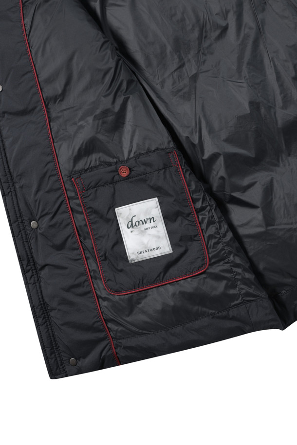 [에어다운] 칼라 FUR 다운 점퍼는 추운 겨울에도 따뜻하고 스타일리시하게 연출할 수 있는 아우터입니다. 블랙 컬러의 무지 디자인으로 어떤 룩에도 잘 어울리며, 캐주얼, 미니멀, 클래식 스타일을 모두 소화할 수 있습니다. 엉덩이 위 기장의 레귤러 핏으로 편안하게 착용 가능하며, 탈부착 가능한 칼라 렉스 퍼가 고급스러움을 더합니다. 머스코비덕 다운 충전재(솜털:깃털=80:20)와 발수, 경량 기능으로 보온성과 활동성을 모두 갖췄으며, 겨울 데일리룩, 산책룩, 여행룩에 적합합니다.
