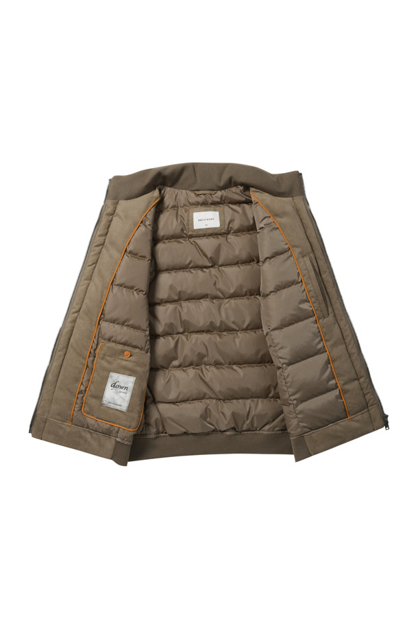 부드러운 스웨이드 소재와 보온성이 뛰어난 머스코비덕 다운 충전재(솜털:깃털=80:20)를 사용하여 겨울철 추위에도 따뜻하게 착용할 수 있는 스웨이드 다운 블루종입니다. 엉덩이를 덮는 기장과 레귤러핏으로 제작되어 편안한 착용감을 제공하며, 베이직하고 미니멀한 스타일을 연출합니다. 지퍼형 여밈 방식과 스탠칼라 디자인으로 깔끔한 인상을 주며, 니트 배색 디테일이 돋보입니다. 브라운 컬러의 무지 디자인으로 다양한 룩에 활용하기 좋으며, 사이드 포켓이 있어 실용성을 더했습니다. 긴 소매 기장과 두꺼운 두께감으로 겨울철 데일리 아우터로 제격입니다.
