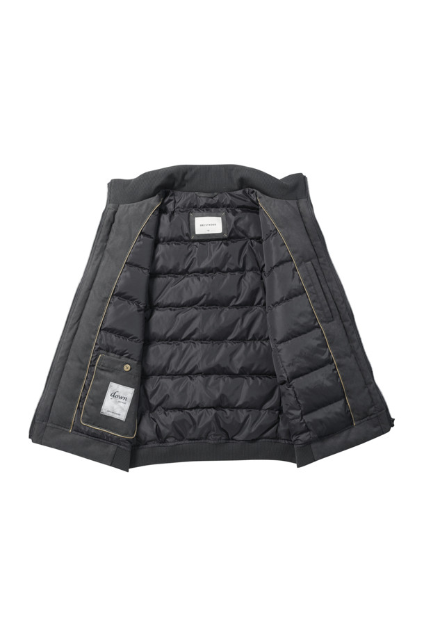 부드러운 스웨이드 소재와 보온성이 뛰어난 머스코비덕 다운 충전재(솜털:깃털=80:20)를 사용한 스웨이드 다운 블루종입니다. 엉덩이 위 기장으로 다리가 길어 보이는 효과를 주며, 스탠 칼라 디자인과 지퍼 여밈 방식으로 깔끔한 실루엣을 연출합니다. 소매와 밑단, 칼라 부분에는 니트 배색 처리를 하여 세련된 포인트를 더했습니다. 일상, 출근룩, 데이트룩 등 다양한 TPO에 활용 가능하며, 클래식, 미니멀, 캐주얼 스타일 모두 소화 가능한 활용도 높은 아이템입니다. 사이드 포켓으로 실용성까지 갖춘 겨울철 필수 아우터입니다.
