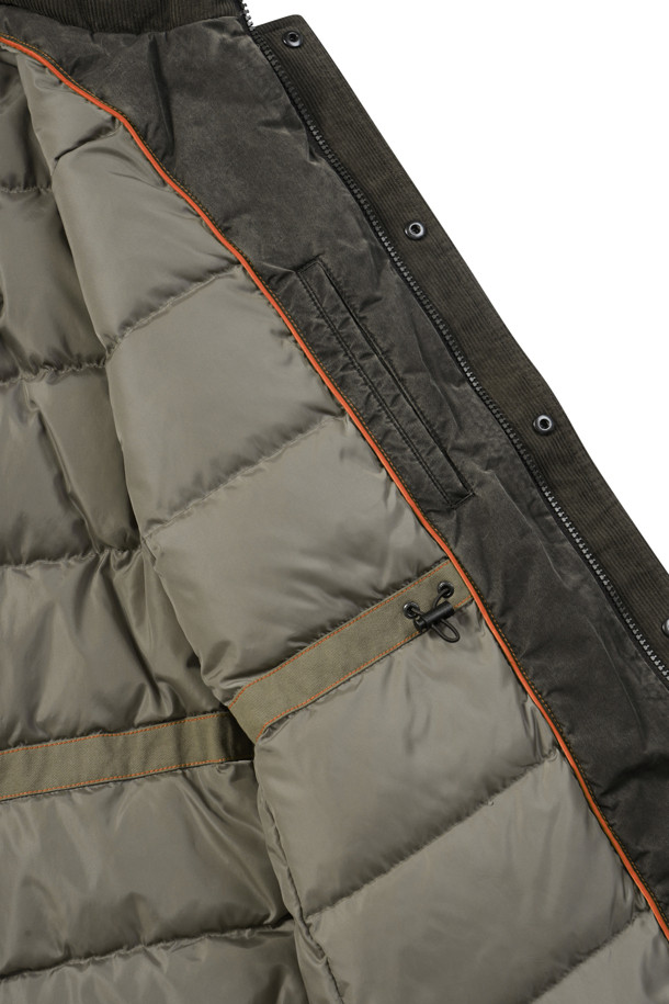 피그먼트 워싱 다운 사파리는 캐주얼한 무드의 겨울 아우터입니다. 엉덩이를 덮는 기장에 레귤러핏으로 제작되었으며, 피그먼트 워싱 처리로 자연스러운 멋을 더했습니다. 지퍼와 스냅으로 여밈이 가능하며, 코듀로이 배색과 니트 소매 배색으로 포인트를 주었습니다. 허리 스트링으로 핏 조절이 용이하며, 머스코비덕 다운 충전재(80:20)와 안감 다운으로 보온성을 높였습니다. 출근룩, 캠핑룩 등 다양한 TPO에 활용 가능하며, 캐주얼, 클래식, 미니멀 스타일을 소화하기 좋습니다.
