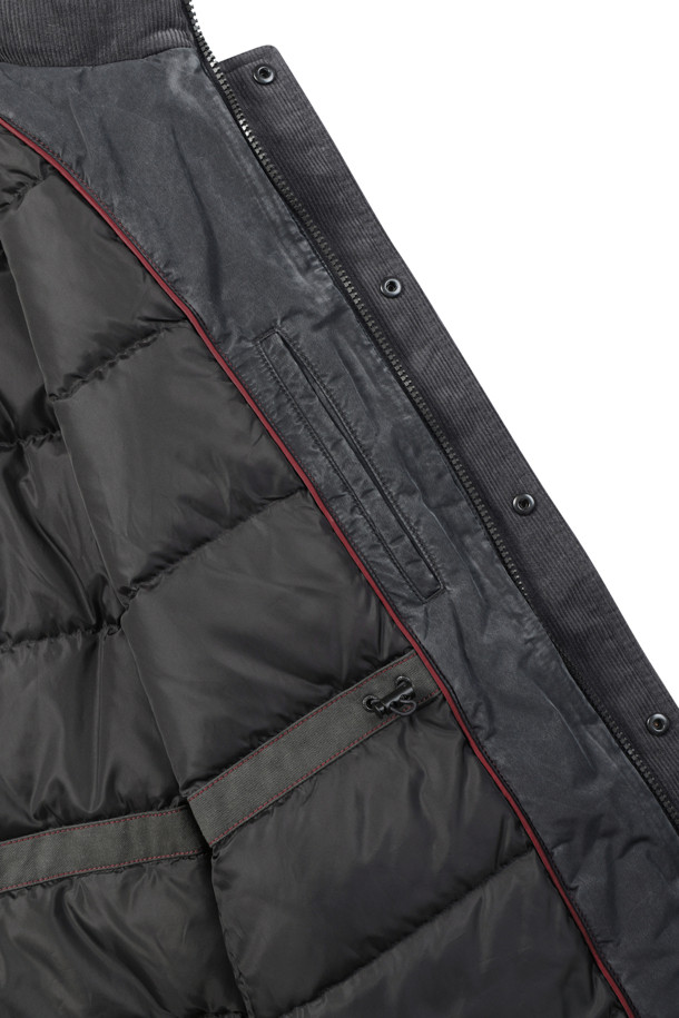 네이비 컬러의 남성용 피그먼트 워싱 다운 사파리입니다. 겨울철 보온과 방풍 기능을 갖춘 두꺼운 두께의 아우터로, 캐주얼, 미니멀, 클래식 스타일을 연출하기 좋습니다. 허리 스트링과 니트 소매 배색, 가슴 포켓, B로고 와펜 등의 디테일이 돋보이며, 머스코비덕 다운 충전재(솜털:깃털=80:20)를 사용하여 보온성을 높였습니다. 피그먼트 워싱 가공으로 특유의 은은한 멋을 더했고, 지퍼와 스냅으로 여밈 방식을 갖춰 편안하게 착용 가능합니다. 출근룩과 여행룩 모두 활용할 수 있는 실용적인 아이템입니다.
