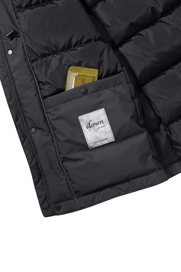 **후드 탈착 다운 사파리**는 겨울철 출근룩을 위한 베이직 스타일의 아우터입니다. 블랙, 그레이 두 가지 색상으로 출시되었으며, 허벅지 기장의 레귤러핏으로 제작되었습니다. 지퍼와 스냅 여밈 방식을 갖추었으며, 폴리에스테르 소재에 두꺼운 두께감으로 보온성을 높였습니다. 후드는 탈부착이 가능하며, 허리 스트링 조절, 소매 니트 배색, B로고 와펜 디테일이 돋보입니다. 머스코비덕 다운 충전재(솜털:깃털=80:20)와 발수 처리, 방수 기능으로 쾌적함을 더했습니다.
