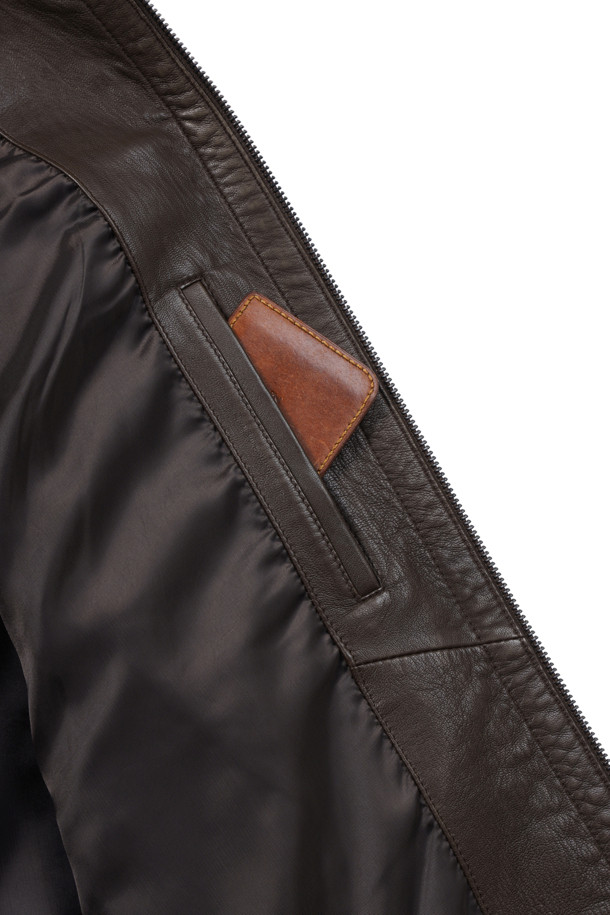 [볼더레더] 세미베지터블 양가죽 트러커는 가을 시즌, 캐주얼하고 빈티지한 스타일을 연출하기에 완벽한 아우터입니다. 부드러운 세미 베지터블 천연 양가죽과 가먼트워싱, 효소 처리 기법으로 제작되어 은은한 광택과 자연스러운 질감을 자랑합니다. 엉덩이 위 기장의 레귤러핏으로 편안하며, 가슴 포켓 장식과 전면 노출 지퍼 디테일이 돋보입니다. 뒷 넥 부분의 브랜드 라벨 가죽 디테일은 고급스러움을 더하며, 데이트룩이나 가을 나들이룩에 잘 어울리는 스타일입니다.
