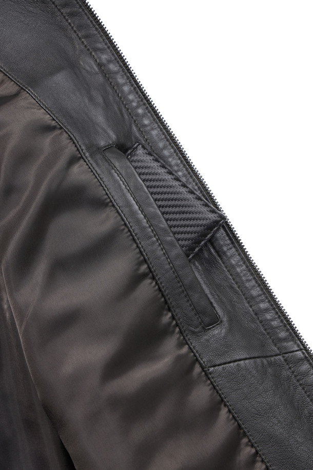 [볼더레더] 세미베지터블 양가죽 트러커는 가을, 겨울에 어울리는 캐주얼하고 빈티지한 스타일의 아우터입니다. 부드러운 세미 베지터블 천연 양가죽 소재에 가먼트워싱과 효소 처리하여 자연스러운 질감을 살렸습니다. 엉덩이 위 기장의 레귤러핏으로 편안한 착용감을 제공하며, 지퍼 여밈 방식과 전체 안감, 가슴 포켓 디테일이 특징입니다. [볼더레더] 브랜드 가죽 라벨이 부착되어 있으며, 가을 나들이룩이나 겨울 데일리룩에 활용하기 좋습니다.
