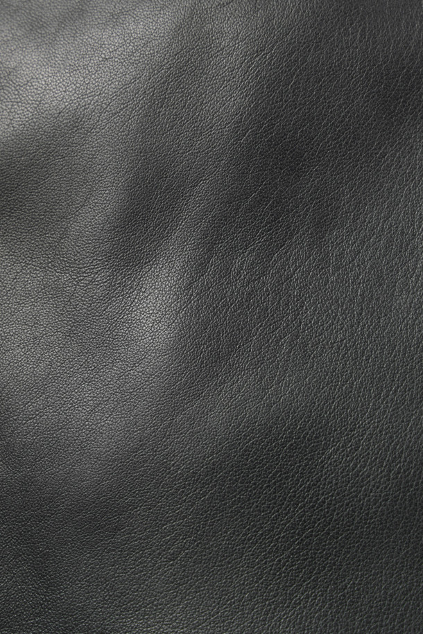 FUR(퍼) 칼라 양가죽 다운 점퍼는 겨울철 데일리룩에 적합한 베이직 스타일의 점퍼입니다. 부드러운 촉감의 양가죽 소재로 제작되었으며, 엉덩이 위 기장의 레귤러 핏으로 편안하게 착용 가능합니다. 탈부착 가능한 양털 칼라 FUR(퍼)가 있어 다양한 스타일을 연출할 수 있으며, 히든 자석으로 간편하게 여밀 수 있습니다. 구스다운 충전재(솜털:깃털=80:20)와 밑단 및 소매단 스모킹 처리, 오일 브러쉬 가공으로 보온성과 흡습 기능까지 갖춘 실용적인 제품입니다. 블랙 색상으로 클래식하고 미니멀한 매력을 더했습니다.
