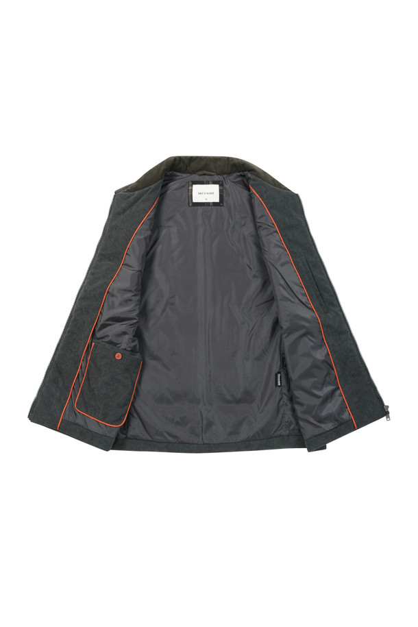 [코지] 코듀로이 베스트는 초겨울, 출근룩에 어울리는 베이직하고 캐주얼한 스타일의 베스트입니다. 엉덩이 위 기장의 레귤러핏으로, 반달 모양의 네크라인과 전면 노출 지퍼가 특징입니다. 블랙 컬러의 폴리에스터 코듀로이 소재에 퀼팅 패턴으로 포인트를 주었으며, 약간 두꺼운 두께감과 3M 신슐레이트 안감으로 보온성을 높였습니다. 사이드 스냅 포켓과 뒷넥 라벨판 체크 배색 디테일, 약간의 신축성이 있어 편안하게 착용 가능합니다.
