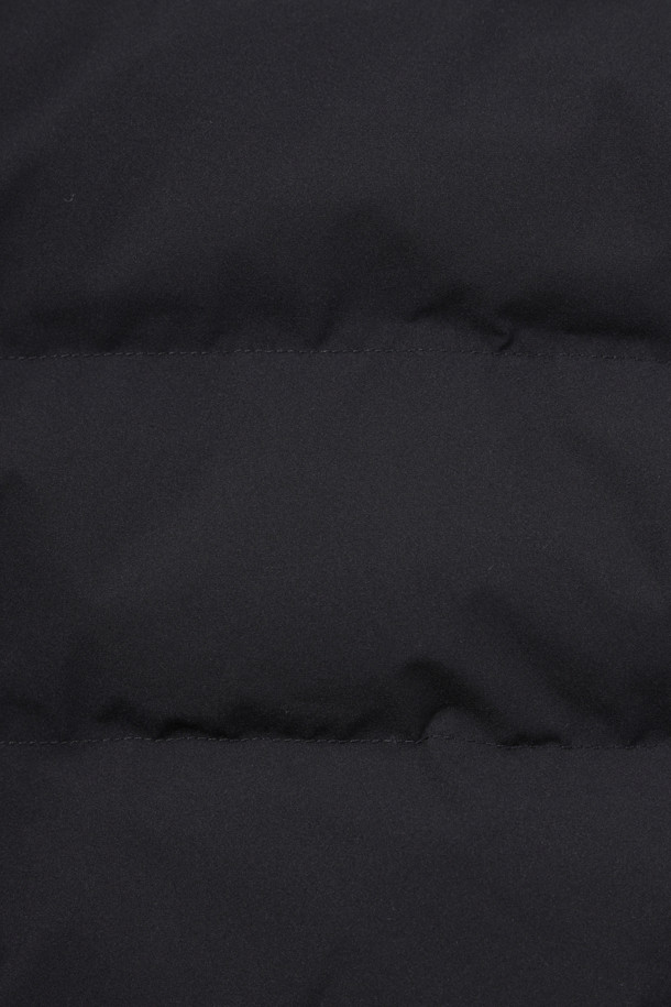 [라이프 퍼포먼스] 니트 배색 방풍 점퍼는 초겨울 일상과 출근, 산책룩에 활용하기 좋은 아우터입니다. 블랙과 브라운 두 가지 색상으로 출시되었으며, 스포티하고 캐주얼한 스타일을 연출합니다. 퀼팅 패턴의 레귤러핏 점퍼로, 우븐 원단과 니트 소매의 배색이 특징입니다. 몸판에는 충전재가 내장되어 보온성을 높였으며, 소매 안쪽 방풍 안감과 등판 실키 스트레치 안감으로 착용감을 개선했습니다. 히든스냅 사이드포켓과 좋은 신축성으로 편안함을 더한 약간 두꺼운 두께의 집업 점퍼입니다.
