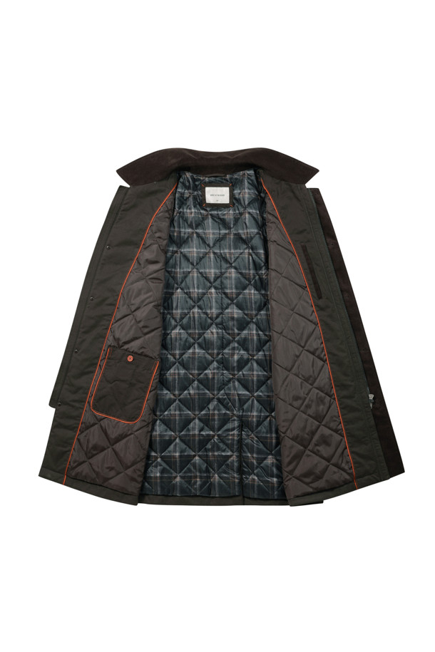 세련된 스타일을 연출하는 남성용 코듀로이 배색 워싱 코트입니다. 차콜 그레이 컬러의 무지 디자인으로 캐주얼과 클래식, 미니멀한 스타일을 모두 소화할 수 있습니다. 가을과 초겨울에 적합하며, 허벅지 기장의 레귤러핏으로 편안한 착용감을 제공합니다. 코듀로이 배색 칼라와 체크 패턴 안감, 바이린 SV 충전재, 바이오워싱, 왁스 코팅 마감으로 고급스러운 디테일을 더했습니다. 지퍼와 버튼으로 여밀 수 있으며, 부드러운 촉감의 코튼 혼방 소재로 제작되어 겨울 데일리룩, 출근룩, 모임룩에 활용하기 좋습니다.
