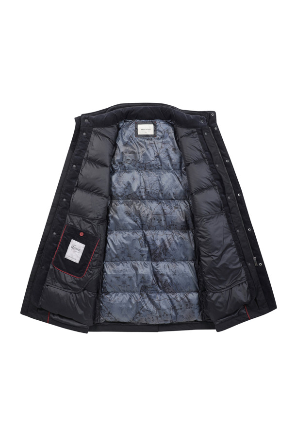 [이노버] 베이직 3-way 다운 코트는 남성 고객을 위한 겨울철 필수 아이템입니다. 비즈니스 캐주얼 및 출근룩에 적합하며, 베이직하고 캐주얼한 스타일을 연출합니다. 허벅지 기장의 레귤러핏으로 제작되었으며, 버튼 여밈 방식과 긴 소매가 특징입니다. 내피 분리가 가능한 3-way 다운 코트로, 머스코비덕 다운 충전재(솜털:깃털=80:20)와 코듀로이 배색, 뉴욕 지도 프린팅 안감으로 고급스러움을 더했습니다. 폴리에스테르와 나일론 혼방 소재로 제작되어 보온성과 내구성을 동시에 갖춘 두꺼운 두께감의 다운 코트입니다.
