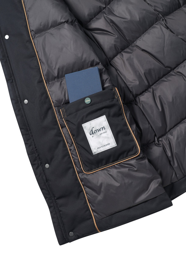 [셀렉션] 칼라 FUR (퍼) 비즈 다운 코트는 겨울철 비즈니스룩을 위한 고급스러운 다운 코트입니다. 머스크랫 퍼 칼라가 탈부착 가능하여 다양한 스타일 연출이 용이하며, 머스코비덕 다운 충전재(솜털:깃털=80:20)로 뛰어난 보온성을 제공합니다. 허벅지 기장의 레귤러핏으로 클래식하고 미니멀한 스타일을 완성하며, 지퍼와 히든스냅 여밈 방식으로 깔끔함을 더했습니다. 무지 디자인에 컬러 파이핑 디테일, 속주머니 지퍼로 실용성을 높여 출근룩과 비즈니스 캐주얼에 적합합니다.
