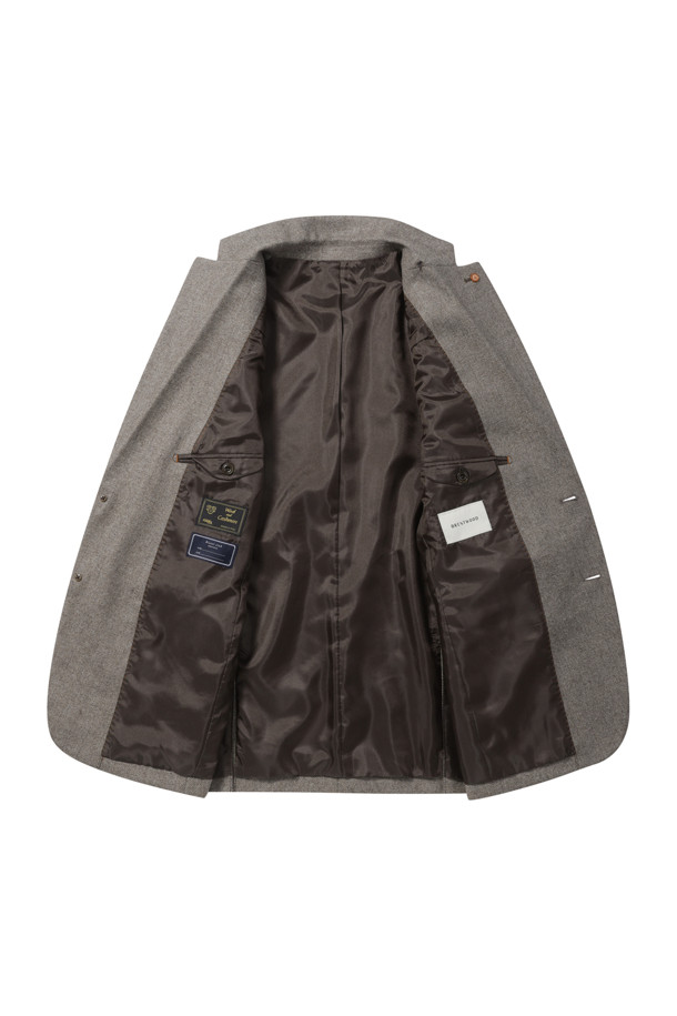 [블레이저클럽] 울캐시미어 헤링본 자켓은 포멀하고 클래식한 스타일을 추구하는 남성을 위한 재킷입니다. 부드러운 촉감의 울과 캐시미어 혼방 소재로 제작되어 초겨울까지 따뜻하게 착용 가능합니다. 슬림핏 디자인에 투버튼 여밈, 레귤러 기장으로 제작되었으며, 헤링본 패턴이 고급스러운 분위기를 더합니다. 사이드벤트, 플랩 포켓, 속주머니, 부토니에 장식, 전체 안감 등의 디테일이 돋보이며 오피스룩, 회의룩, 상견례룩 등 격식 있는 자리에 적합합니다.
